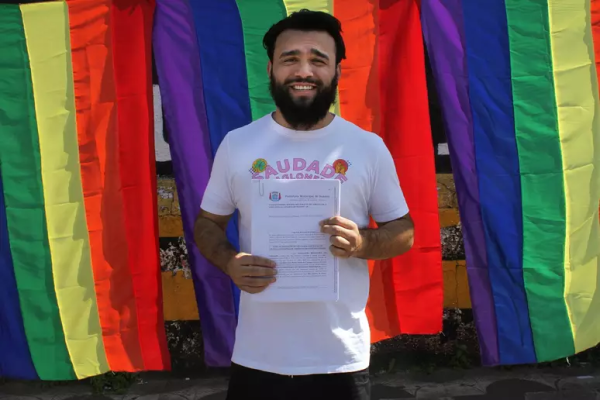 O advogado Rafael Yamauchi com a liminar protocolada pela Prefeitura de Suzano @Renan Omura/Agência Mural Foto: Agência Mural